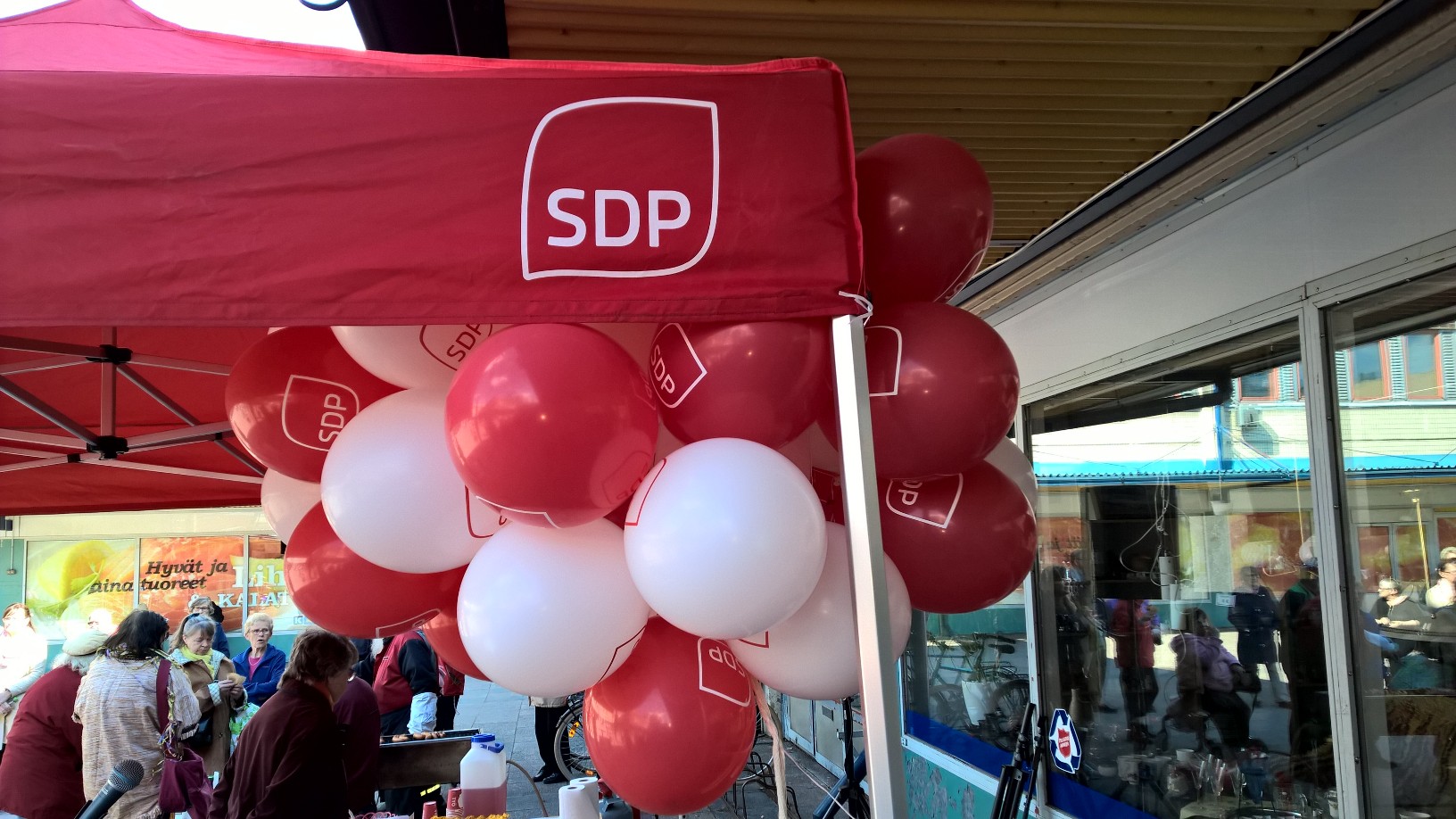 SDP:n kampanjahuipennus Tikkuraitilla 13.4. klo 11-15. SDP:n puheenjohtaja Antti Rinne puhuu klo 13.