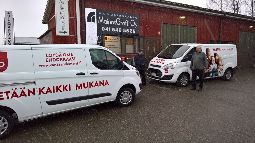 Vantaan demareiden vaaliautot esittäytyvät.