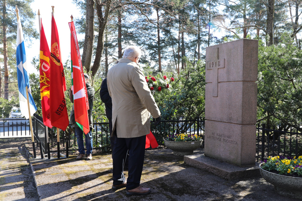 Vantaan demarit vakaumuksensa puolesta kaatuneiden punaisten muistomerkillä Hiekkaharjussa 1.5.2021